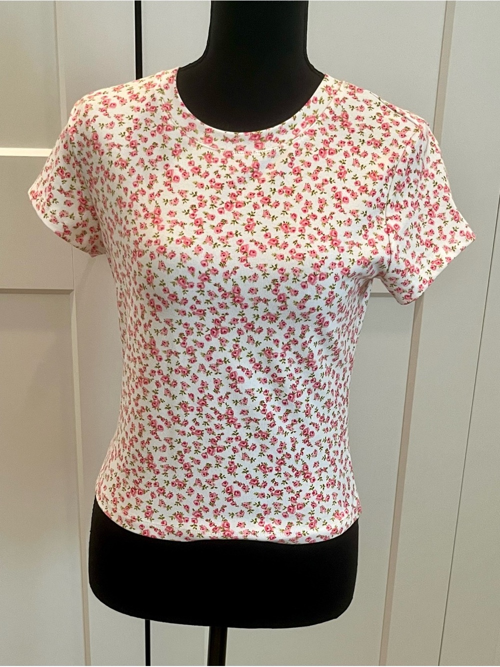 Floral Crewneck Tee in White with Pink Rose Print Cottagecore Feminine Summer M